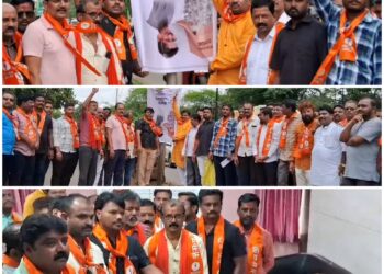 शिवसेना आक्रमक – आरटीई अंतर्गत खाजगी शाळांमधील प्रवेशाचा मुद्दा, शालेय शिक्षणमंत्री केसरकरांचे पोस्टर उलटे टांगत आंदोलन