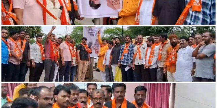 शिवसेना आक्रमक – आरटीई अंतर्गत खाजगी शाळांमधील प्रवेशाचा मुद्दा, शालेय शिक्षणमंत्री केसरकरांचे पोस्टर उलटे टांगत आंदोलन