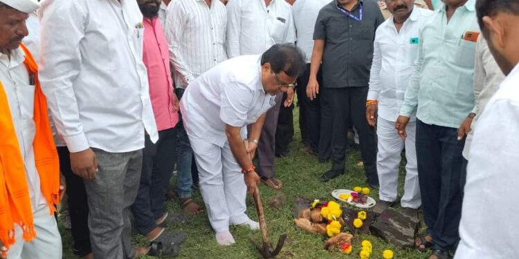 खंडेश्वर मध्यम प्रकल्पाच्या दुरुस्ती कामाचे पालकमंत्री डॉ तानाजीराव सावंत यांच्या हस्ते भुमीपूजन