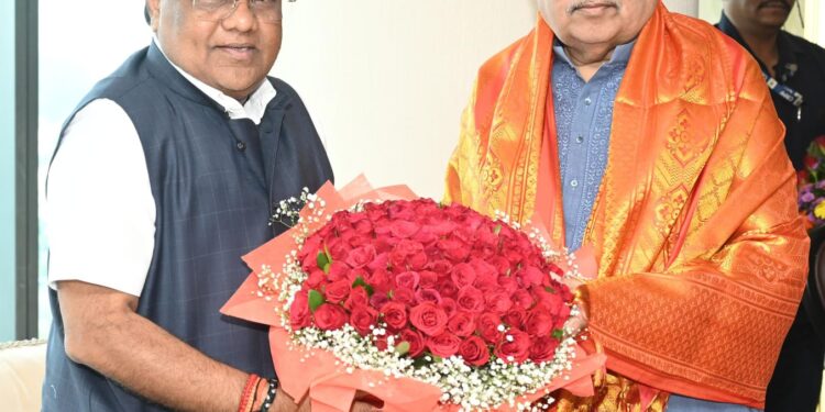 केंद्रीय मंत्री नितीन गडकरी यांची आरोग्यमंत्री डॉ सावंत यांनी घेतली भेट