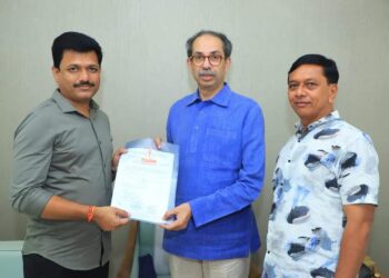 भगवा फडकावु – निष्ठा, स्वाभिमानाचा लढा बळ देणारा  आमदार कैलास पाटील यांनी एबी फॉर्म स्वीकारला