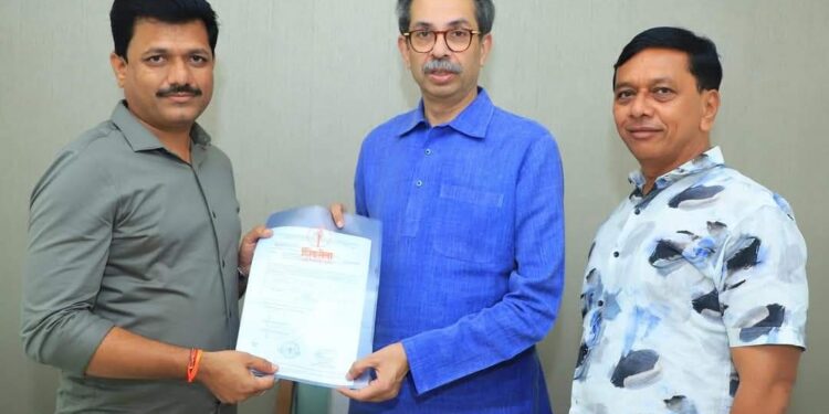 भगवा फडकावु – निष्ठा, स्वाभिमानाचा लढा बळ देणारा  आमदार कैलास पाटील यांनी एबी फॉर्म स्वीकारला