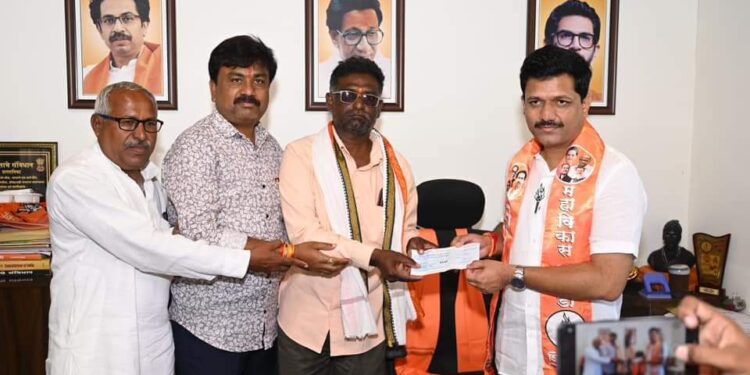 कष्ठाचा पैसा, निष्ठेचे फळ – शेतकऱ्याने अनामत रक्कम व निवडणुकी लढण्यासाठी 10 हजार दिले