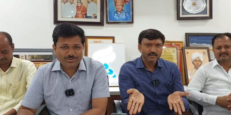 उदघाटन्या रोग झालायं, पिता पुत्रांनी आत्मचिंतन करावे – रेल्वे भुसंपादनात शेतकऱ्यांच्या अन्नात माती कालवली