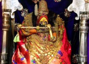 मुरली अलंकार महापूजा – तुळजाभवानी देवीच्या मंदिरात भाविकांची दर्शनासाठी गर्दी