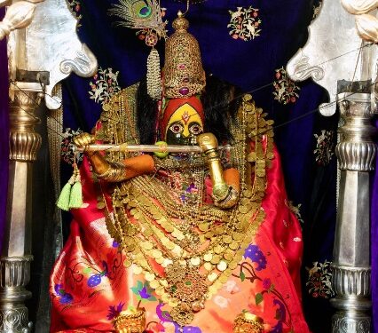 मुरली अलंकार महापूजा – तुळजाभवानी देवीच्या मंदिरात भाविकांची दर्शनासाठी गर्दी