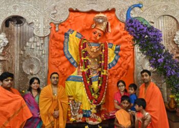 विभागीय आयुक्त डॉ प्रवीण गेडाम यांनी सहकुटुंब घेतले वणीच्या सप्तश्रुंगी देवीचे दर्शन – विकासासाठी प्रयत्न