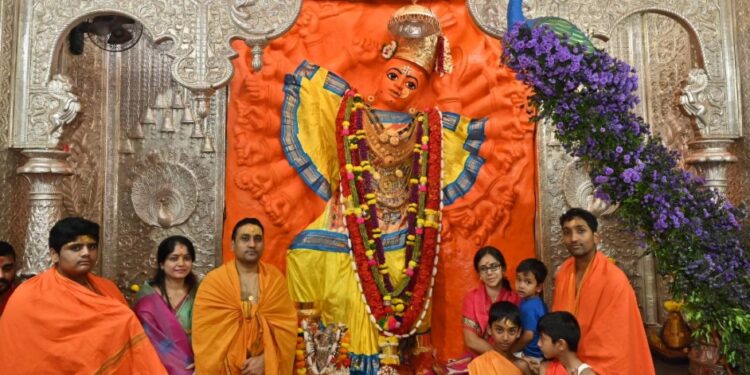 विभागीय आयुक्त डॉ प्रवीण गेडाम यांनी सहकुटुंब घेतले वणीच्या सप्तश्रुंगी देवीचे दर्शन – विकासासाठी प्रयत्न