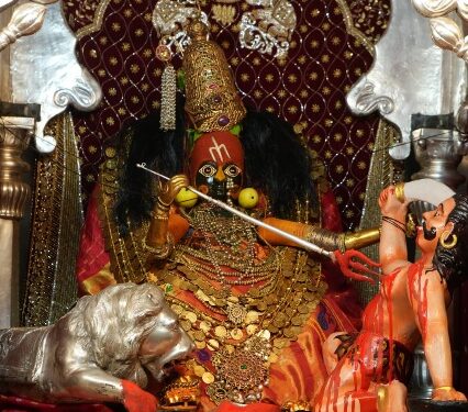 VIP दर्शन पास बंद – तुळजाभवानी मंदीर संस्थानचा निर्णय, कोजागिरी पौर्णिमेला मोठी गर्दी 