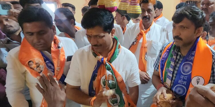 मंत्रीपद व 50 खोकेवर कैलास पाटील यांनी लाथ मारली, एकनिष्ठ आमदारांना निवडुन द्या – खासदार ओमराजे निंबाळकर 