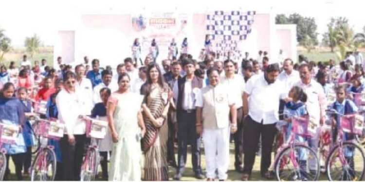 सावित्रीच्या लेकी – शालेय मुलींना मोफत सायकल, शिक्षणासाठी मदत, शिक्षणाला प्राधान्य