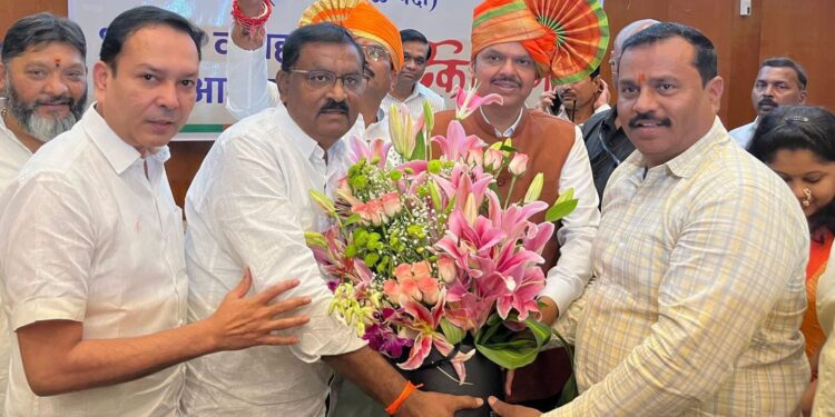 फडणवीस यांच्या निवडीबद्दल आमदार धस यांनी केला सत्कार 