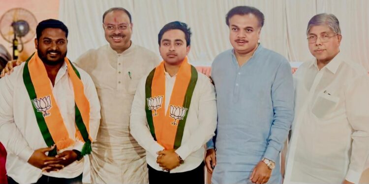 भाजप प्रवेश, शिवसेनेला रामराम – अक्षय ढोबळे व नगरसेवक राणा बनसोडे भाजपात, नगराध्यक्ष पदाचा उमेदवार वादाचा मुद्दा